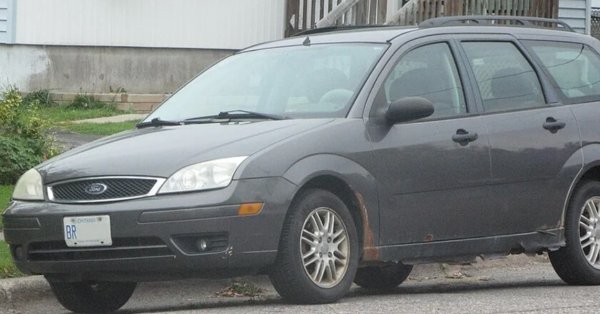 Ако възрастта на колата не ви отказва, тогава можете да отидете  най-назад при Ford Focus, идва от моделната година 2006. Когато моделът стартира, беше измъчвана от множество проблеми, което доведе до стотици сигнали от американски шофьори в CarComplaints. През 2006 г. Ford беше оправил голяма част от недостатъците. И този конкретен модел имаше по-малко от 25% от докладваните оплаквания в сравнение с преди.

Клиентите, изпращащи оценки както в Kelley Blue Book, така и в Cars.com, са дали на Focus 2006 среден рейтинг от 4,1 от 5 звезди. Отзивите при Edmunds са още по-добри - 4,4 звезди. Те подчертават цената на автомобила, отличния разход, надеждността и качеството на возене. Consumer Reports никога не е бил особено любезен към Ford Focus в оценките, но моделът от 2006 г. е рядкото изключение - с най-висок рейтинг за удовлетвореност. А в момента върви за отлични пари.